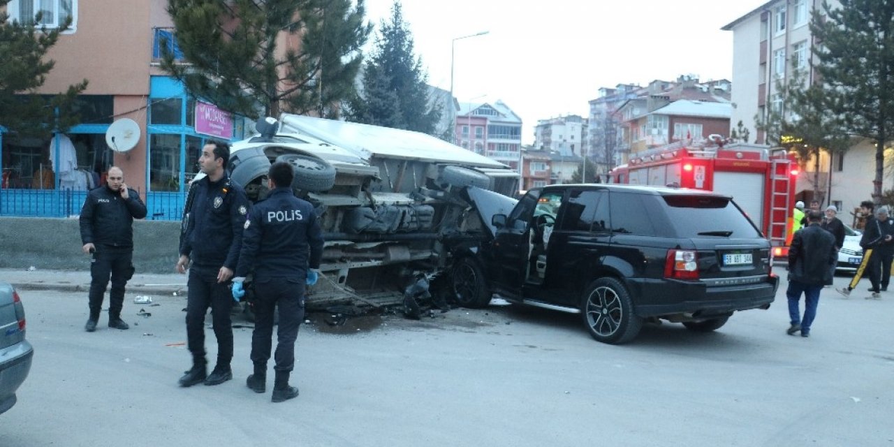 Lüks cipin çarptığı kamyon devrildi: 2 yaralı