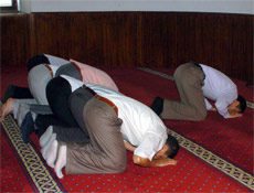 Namaz kılan cemaatin ayakkabılarını çaldı