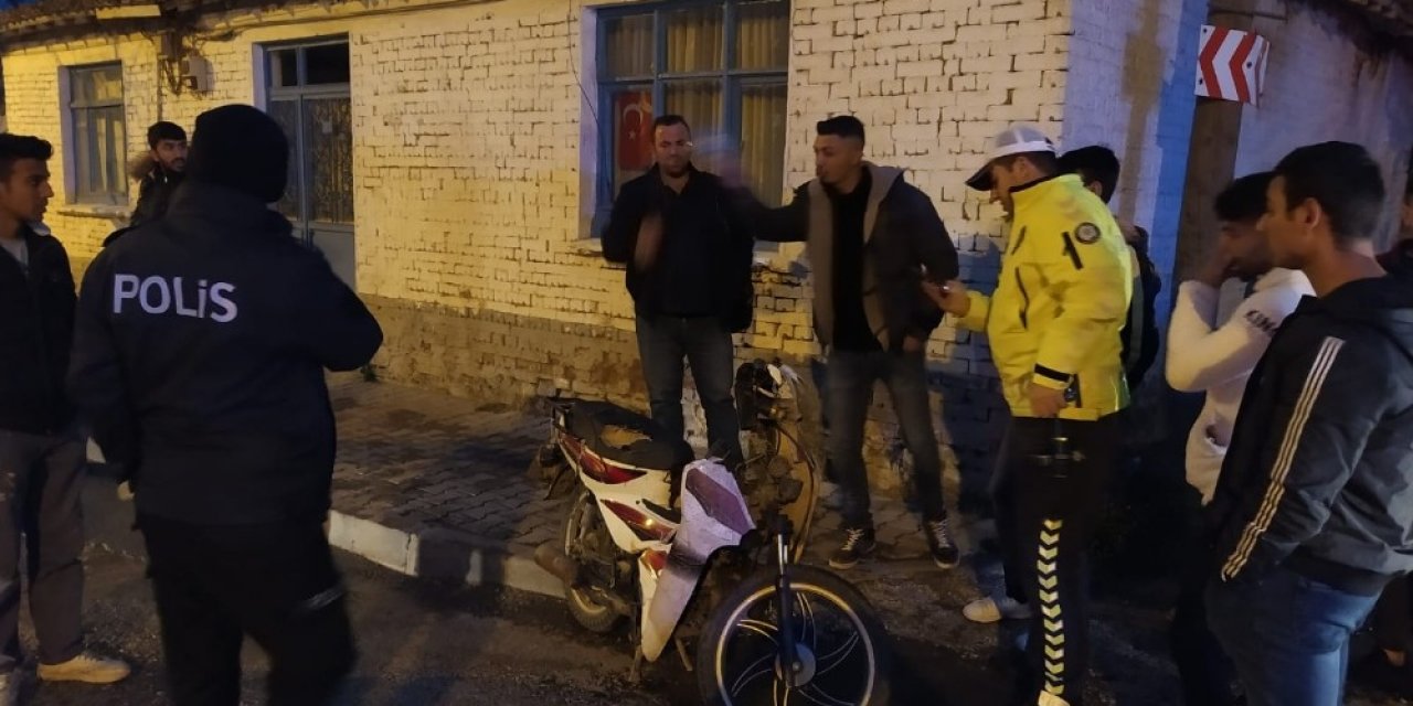 Otomobile çarpan motosikletli yaralandı