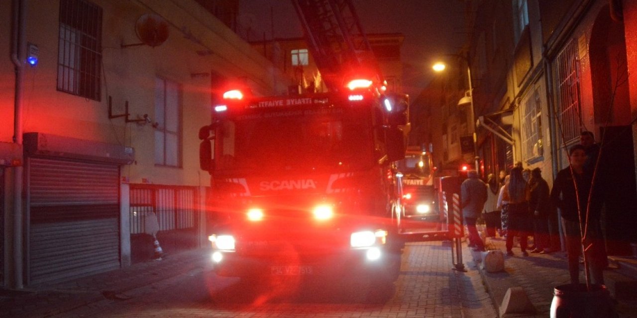 Yangın çıkan binada vatandaşlar mahsur kaldı