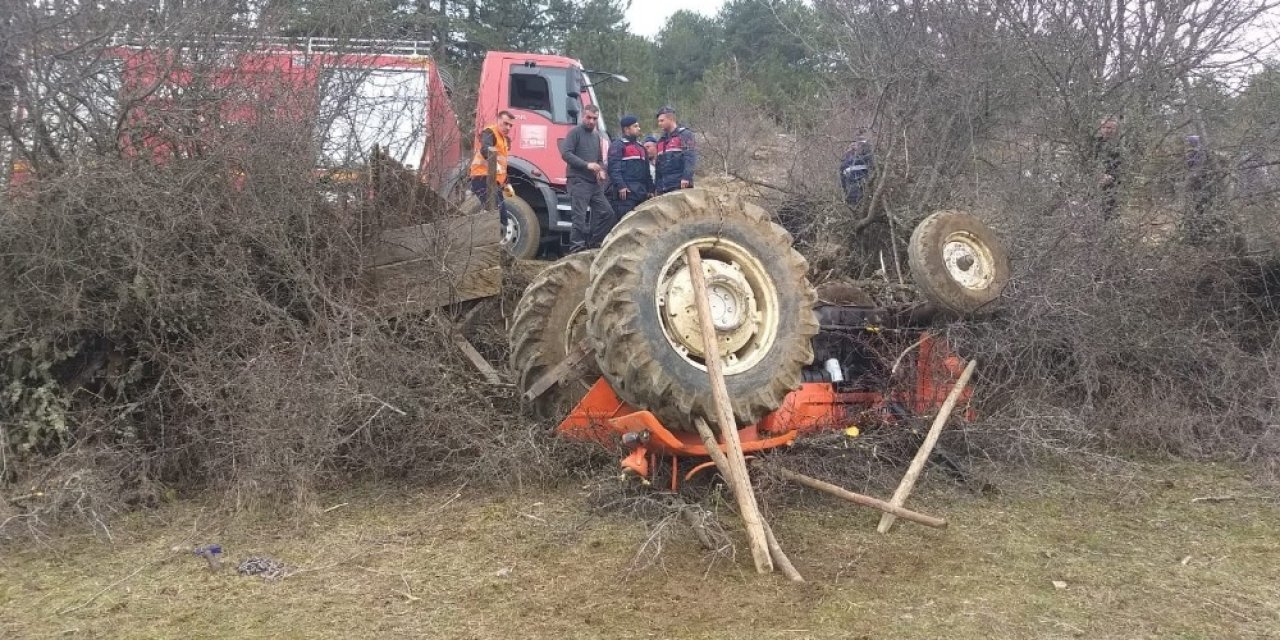 Tarlaya gübre taşırken devrilen traktörün altında kaldı