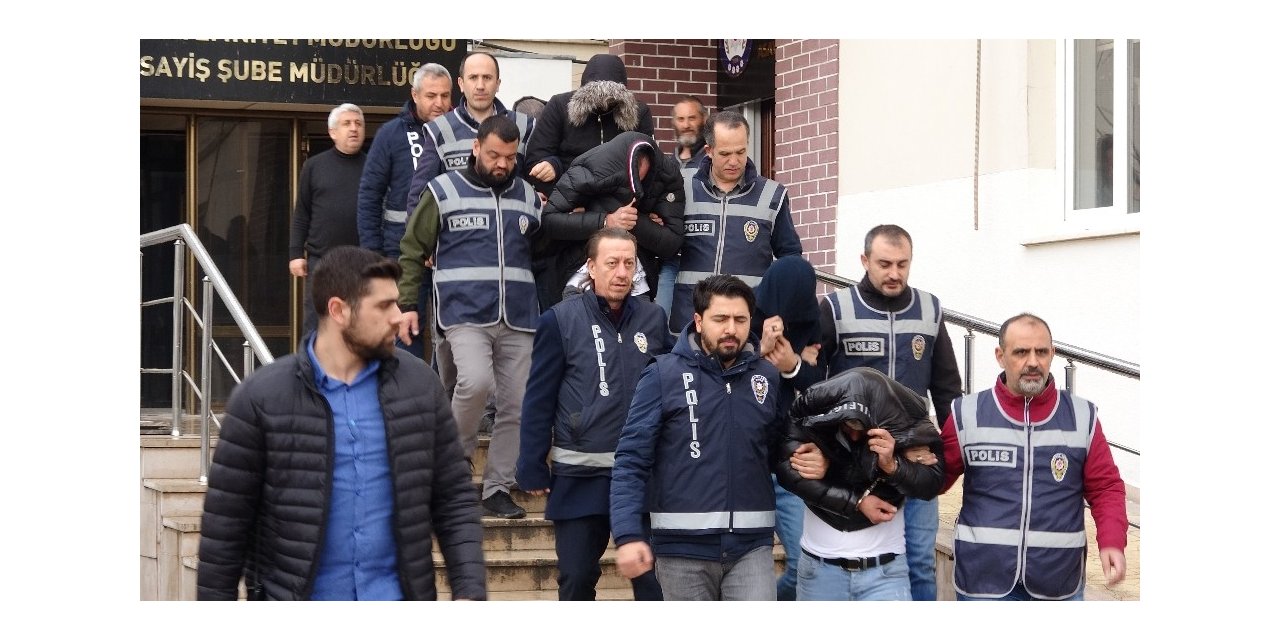 Kadınları fuhşa zorlayan 14 kişi adliyede...