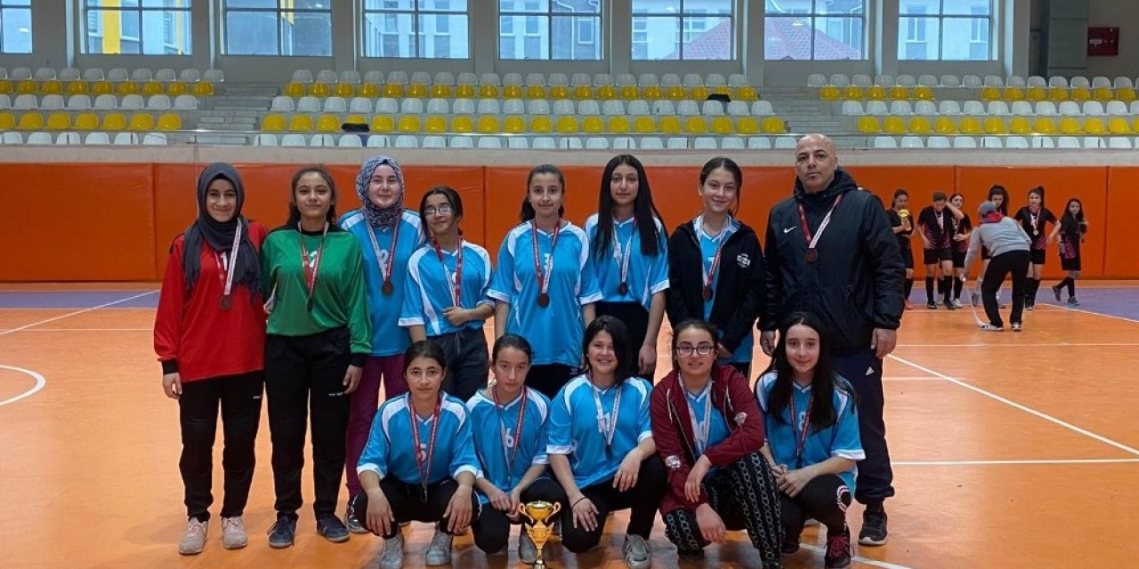20 takımın katıldığı turnuvada Altıntaş’a üçüncülük kupası kazandırdılar