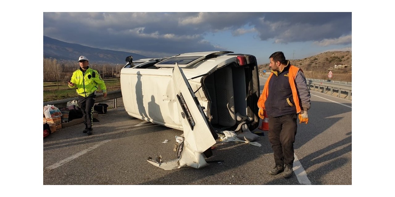 Cenazeye giden minibüs takla attı, 2 yaralı