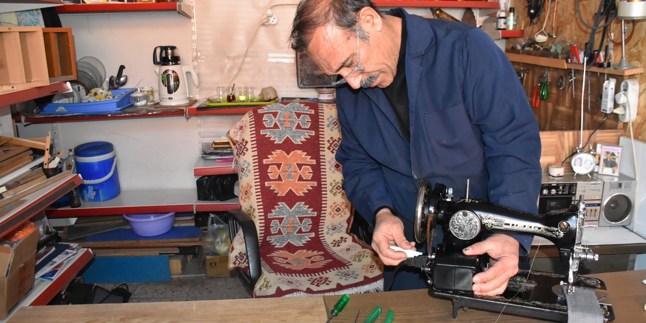 Asırlık dikiş makinelerine hayat veriyor