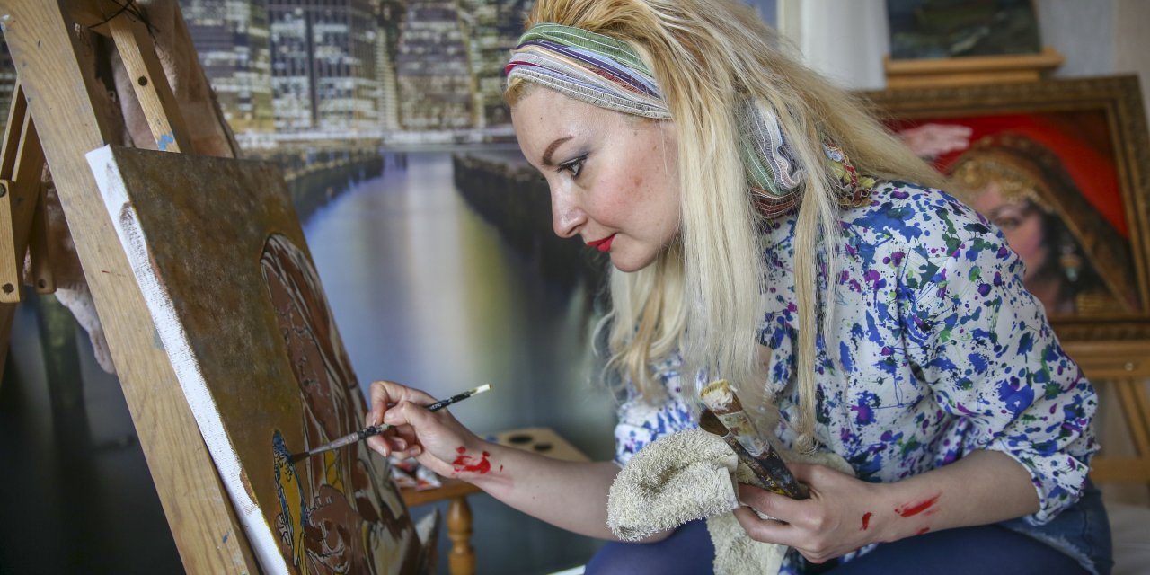 Evindeki atölyesinde yaptığı resimlerle "kadına şiddeti" anlattı