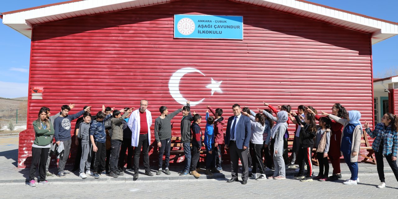 Çubuk'ta ilkokulun duvarına dev Türk bayrağı yapıldı