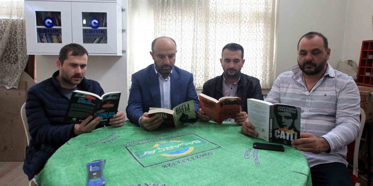 Dolmuş duraklarında şoförlerin kitap okuması için mini kütüphaneler kuruluyor