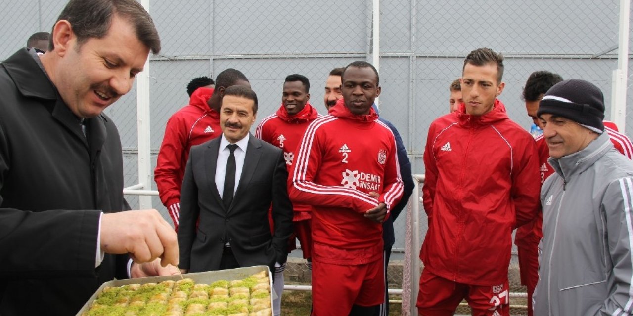 Sivas Valisi Salih Ayhan’dan Sivasspor’a baklava ikramı