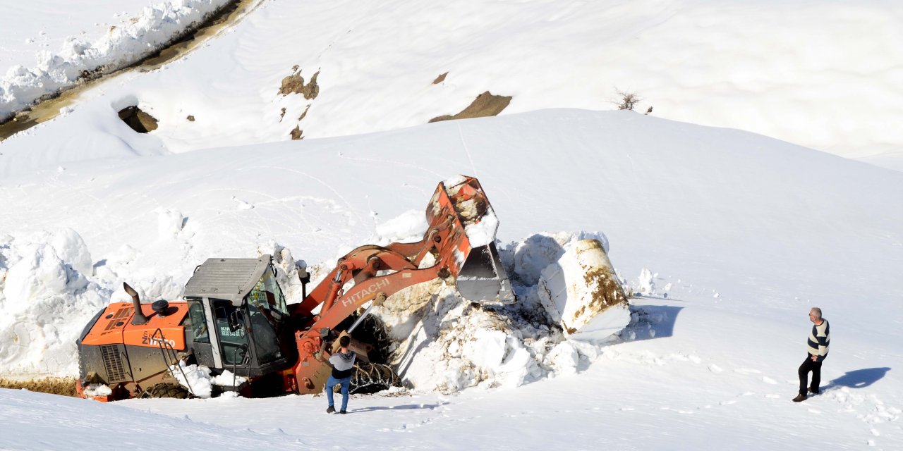 Bitlis'te 3 bin 200 rakımda 5 metre karla mücadele