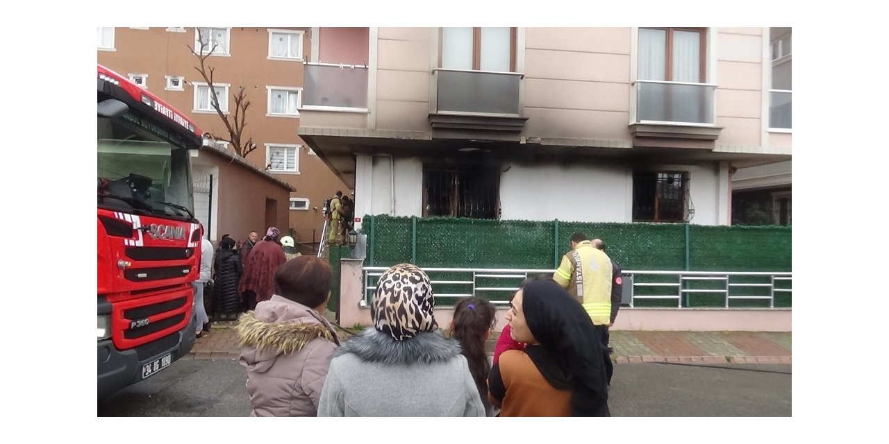 Alev alev yanan eve vatandaştan hortumla müdahale kamerada