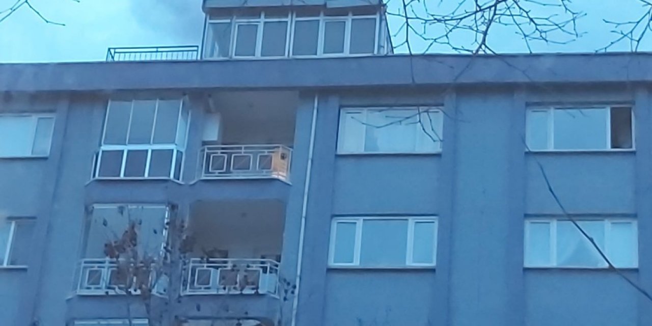 Çatı katında çıkan yangın paniğe sebep oldu