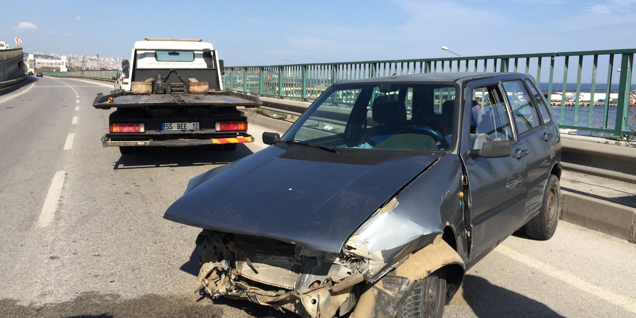 Samsun'da bariyerlere çarpan otomobildeki çift yaralandı