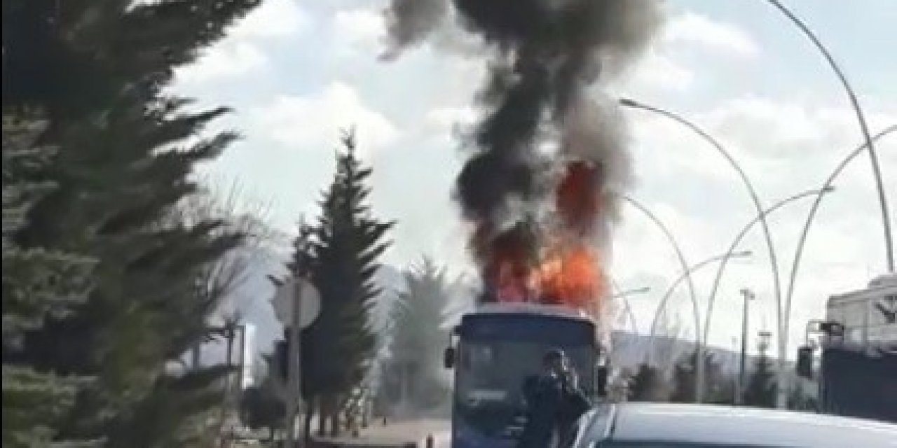 Üniversiteli öğrencileri taşıyan halk otobüsünde yangın paniği