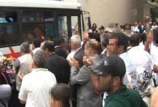 Kalleşler alkışlarla karşılandı! - VİDEO