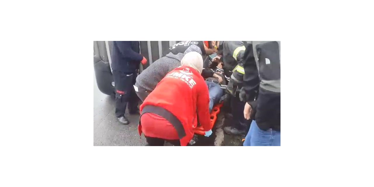 Demir yüklü tır devrildi, yaralı sürücüyü itfaiye kurtardı
