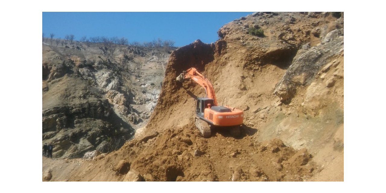 Batman’da heyelan köy yolunu ulaşıma kapattı