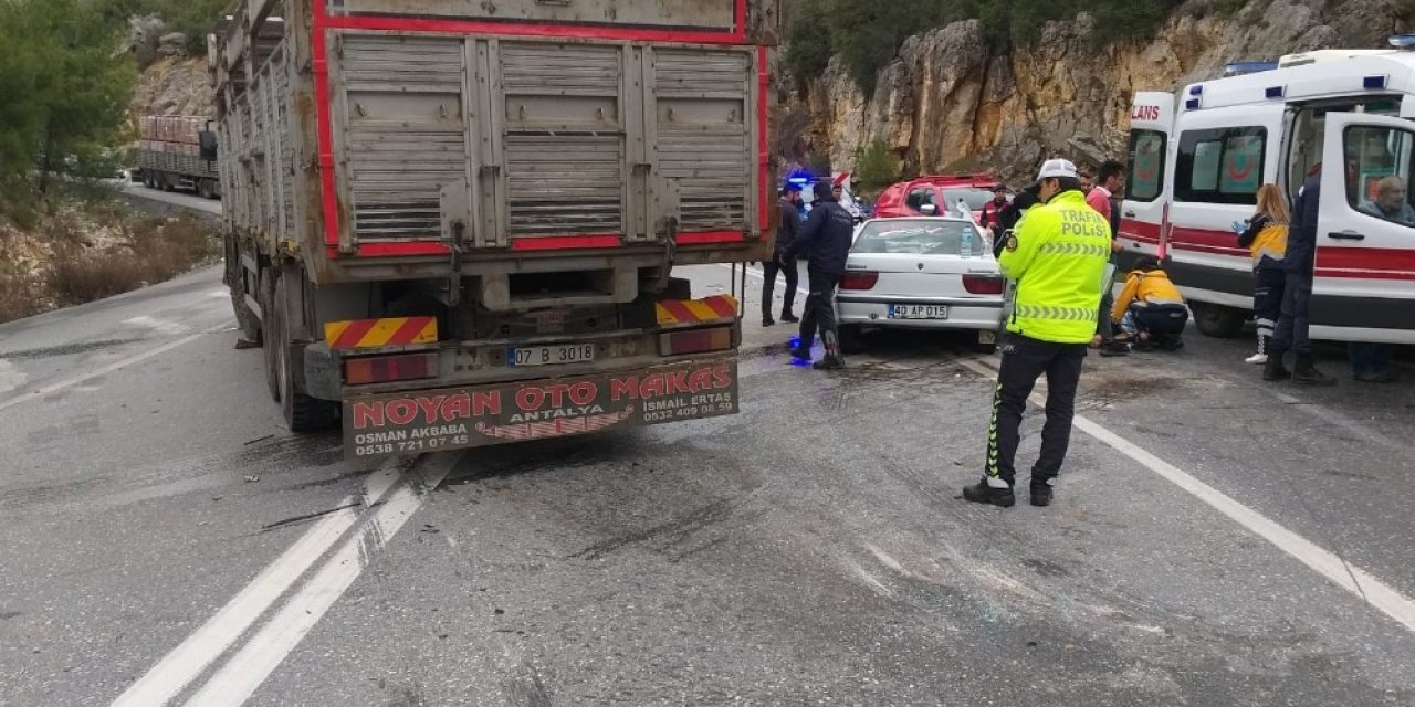 Otomobil kamyonla çarpıştı: 1 ölü, 1 yaralı