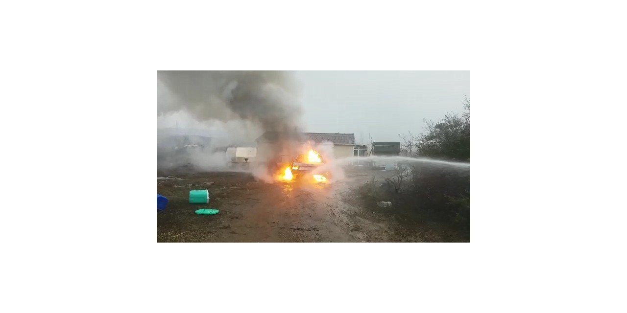 Alev alan LPG’li otomobil küle döndü