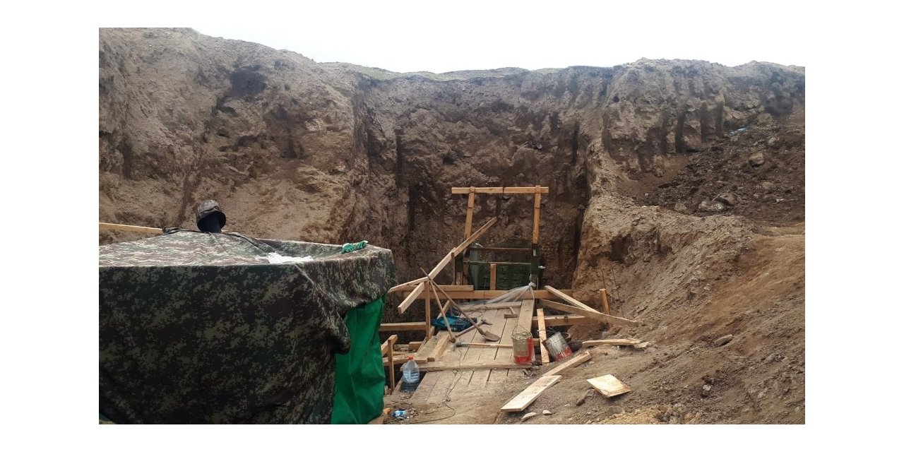 Defineciler, madenci gibi çalışıp 8 metre çukur açmış