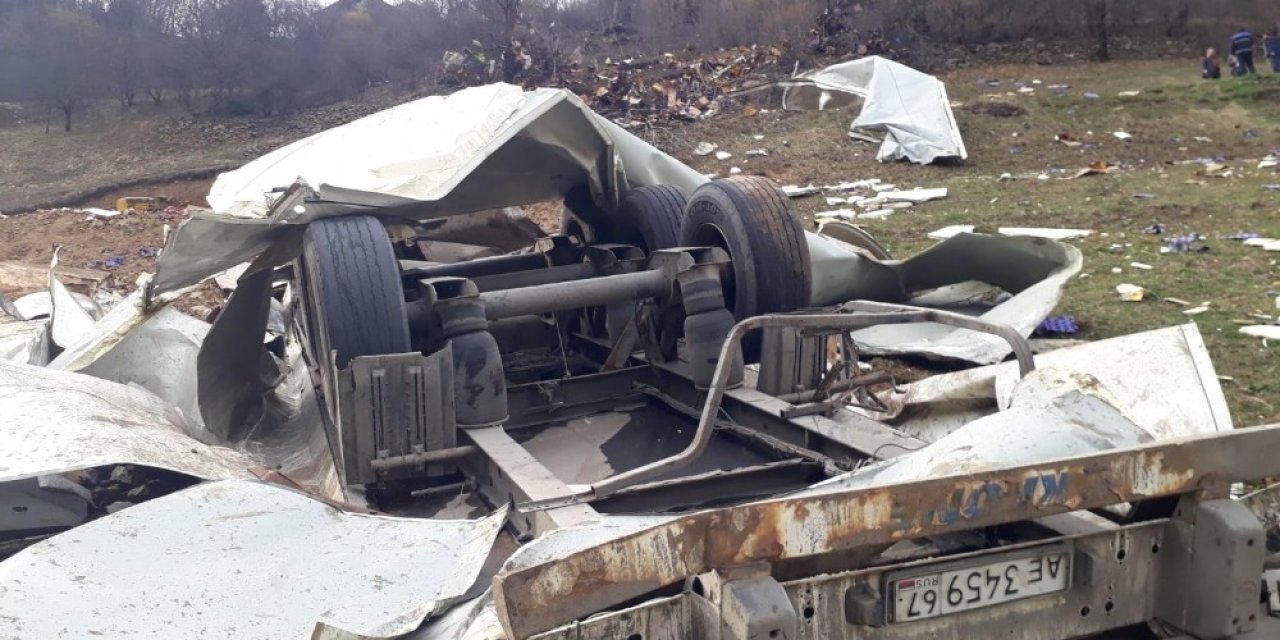 Uçuruma yuvarlanan tır parçalara ayrıldı: 1 ölü