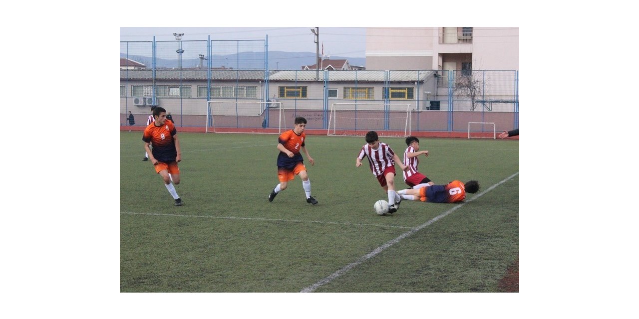 Yıldız erkekler futbol şampiyonu Mehmet Akif Okulu oldu