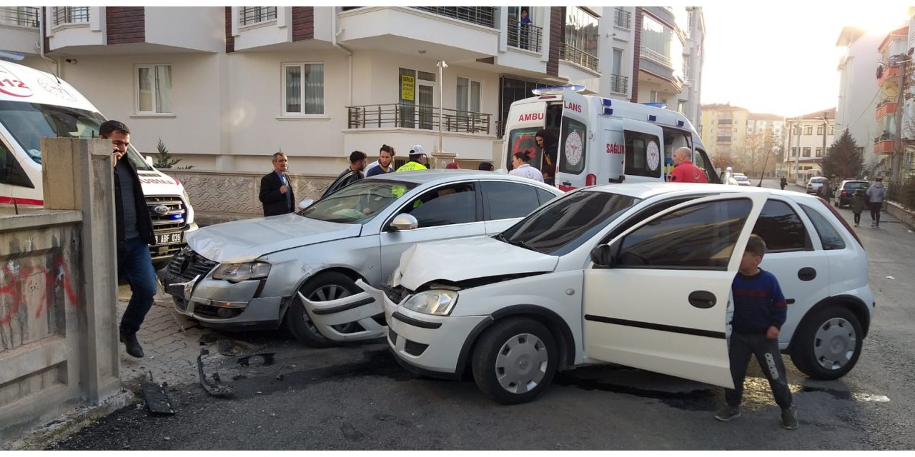 Aksaray'da iki otomobil çarpıştı: 4 yaralı