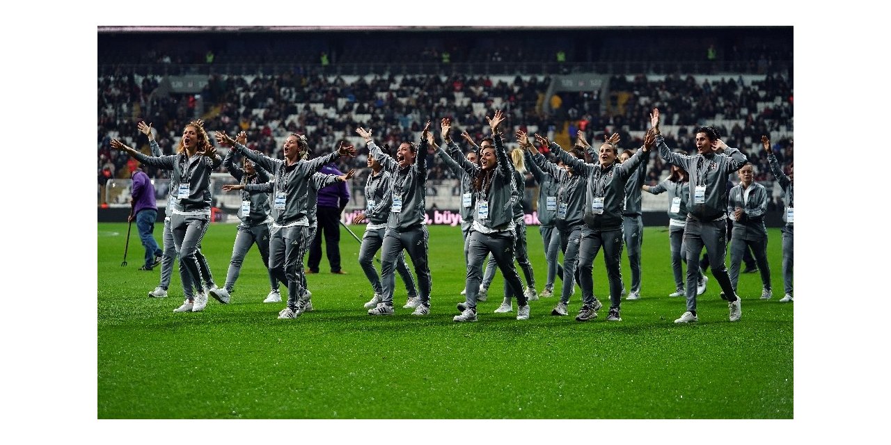 Beşiktaş Kadın Futbol Takımı, Vodafone Park’ı selamladı