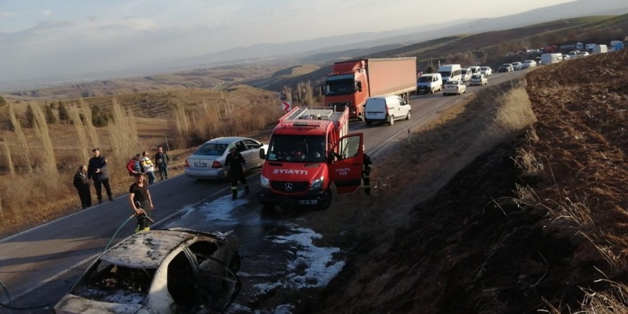 Seyir halindeki otomobil yandı