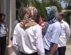 Başörtülü erkekler kampüse girdi