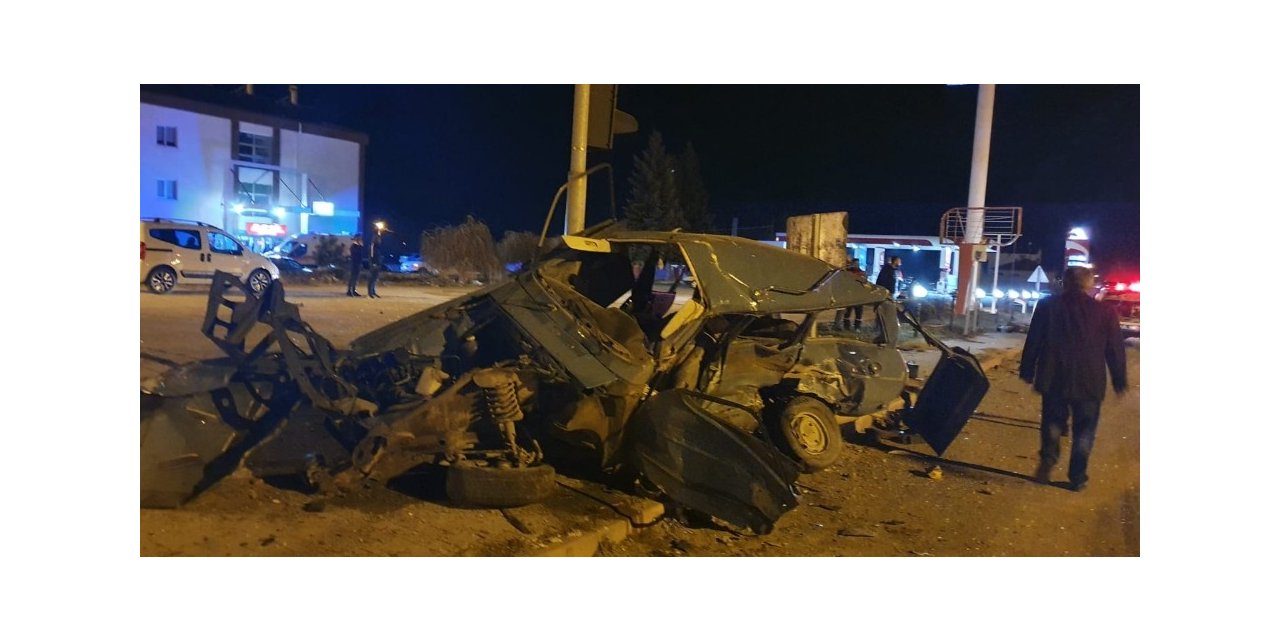 Hafif ticari araçla otomobil kafa kafaya çarpıştı: 1 ölü 1 ağır yaralı