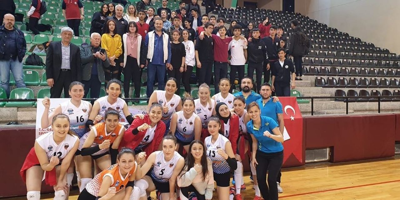 Kayseri OSB Teknik Koleji Voleybol takımı finale yükseldi