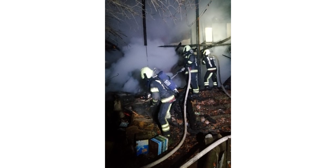 2 katlı kerpiç ev yangında alevlere teslim oldu