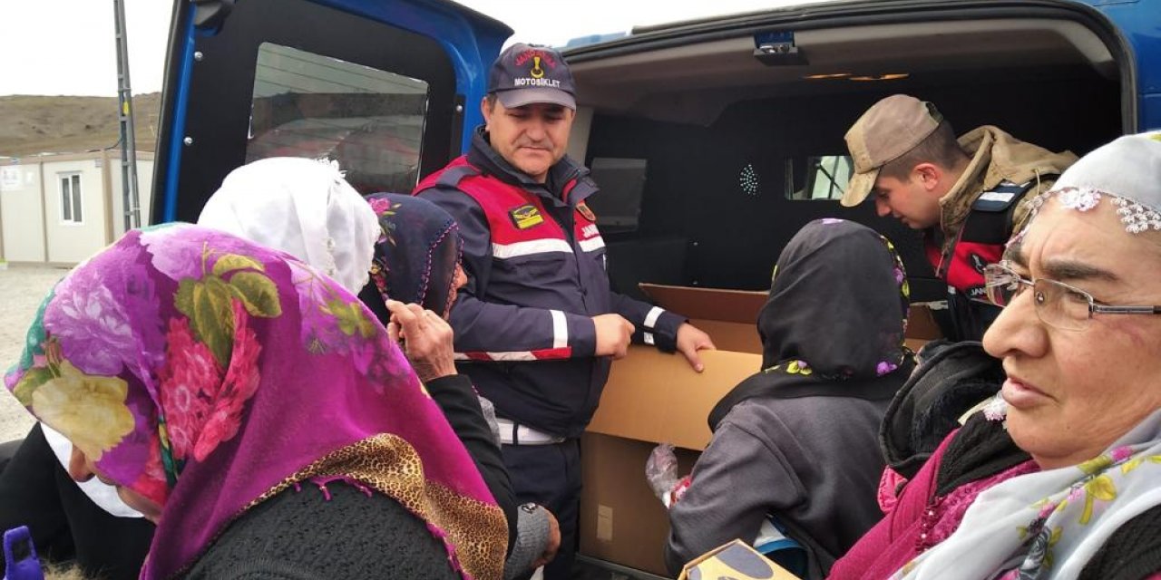 Jandarma Malatya'da depremzedelere desteğini sürdürdü