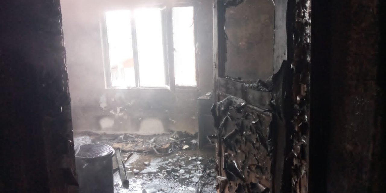 Adıyaman'da ev yangınında dumandan etkilenen baba ve oğlu tedavi altına alındı