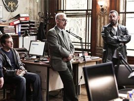 Cem Yılmaz ve Şener Şen silah kuşandı!