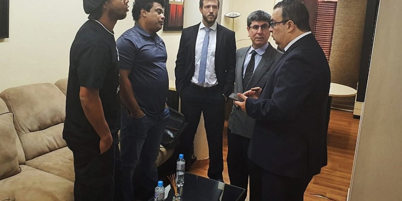 Ronaldinho ve kardeşi Paraguay’da tutuklandı