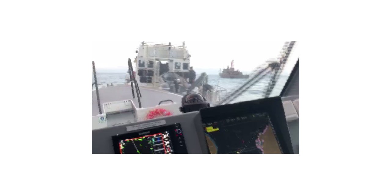 Göçmen botunu batırmak isterken karasularımıza giren Yunan botu böyle kovalandı