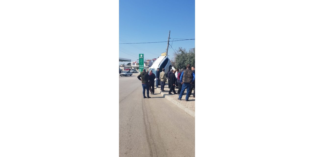 Ambulans ile çarpışan ticari araç asılı kaldı