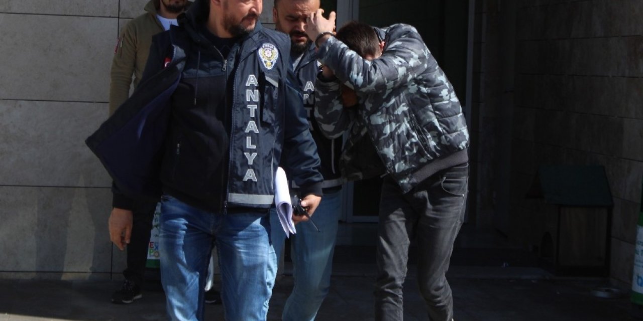 Yolda yürüyen kadına kabusu yaşattı, saklandığı kafede yakalandı