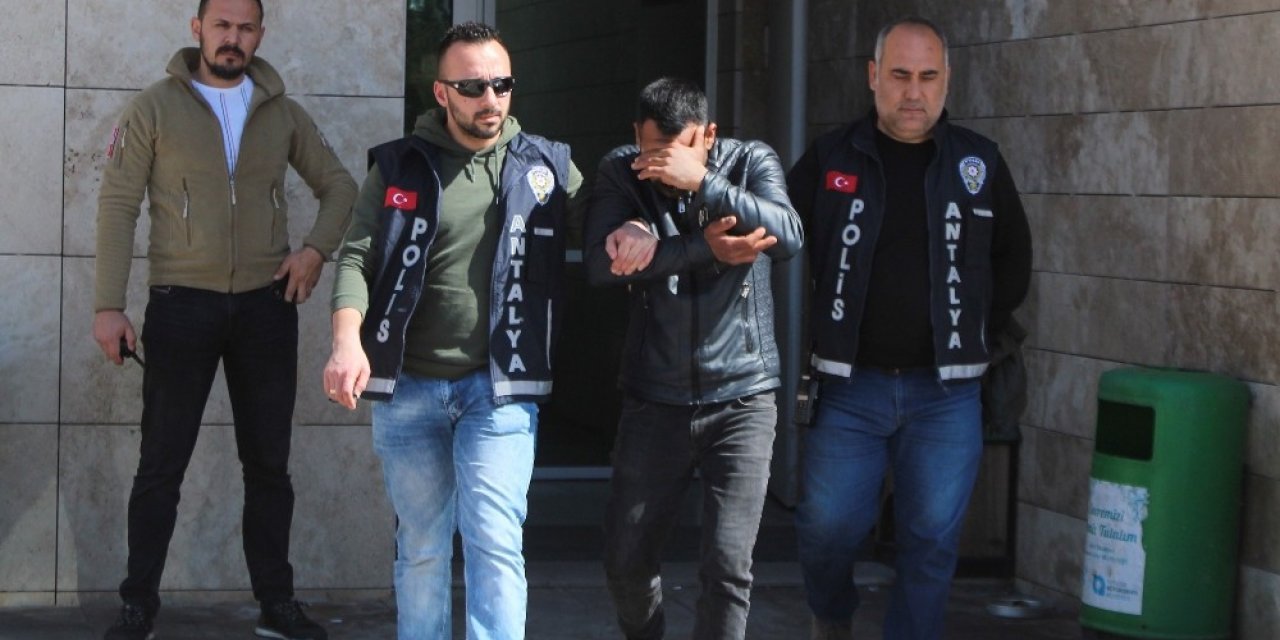"Bunu sen çalmışsın" dediği çocuğun elindeki telefonu gasp etti