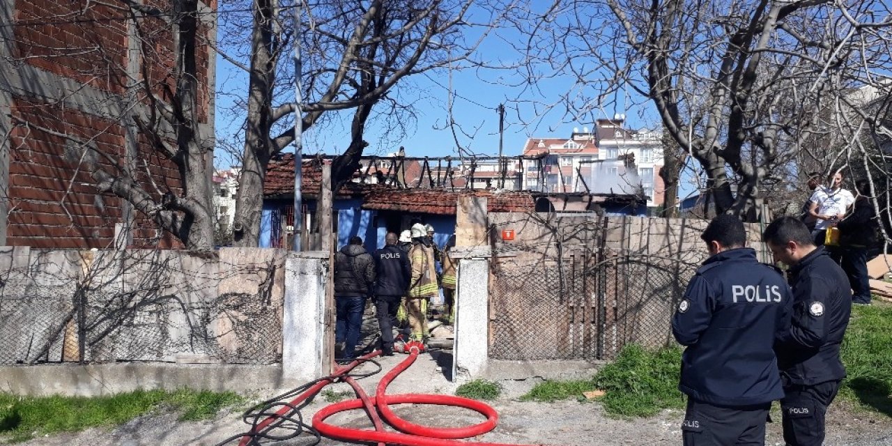 Bağcılar’da gecekondu çıkan yangında küle döndü