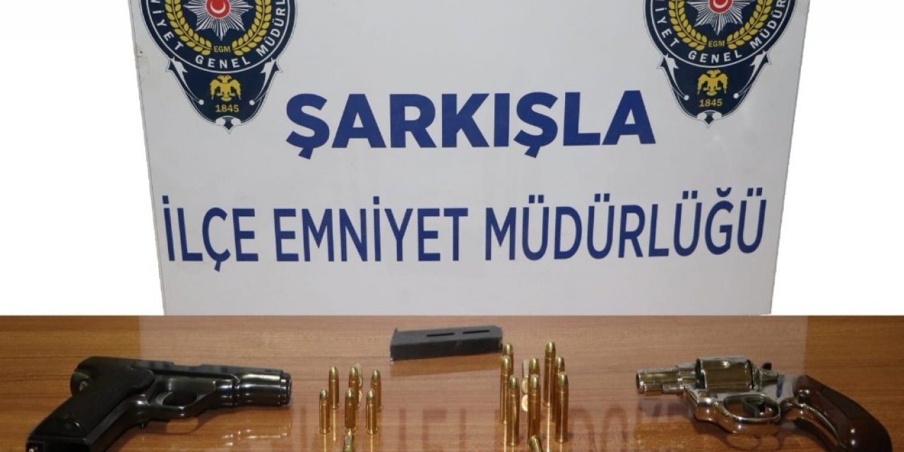 Şüphe ile durdurulan araçta silah ele geçirildi