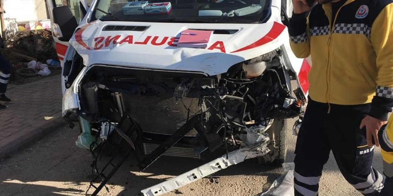 Ambulans tırla çarpıştı: 3 yaralı