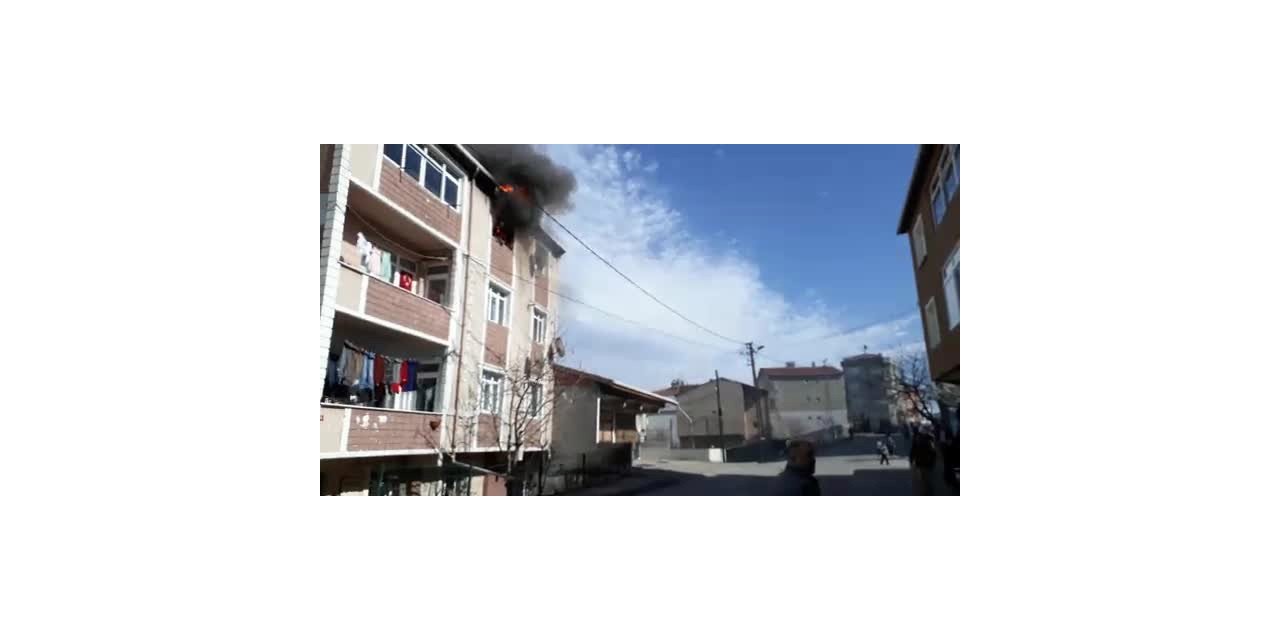 Apartman dairesinin alev alev yandığı anlar kamerada