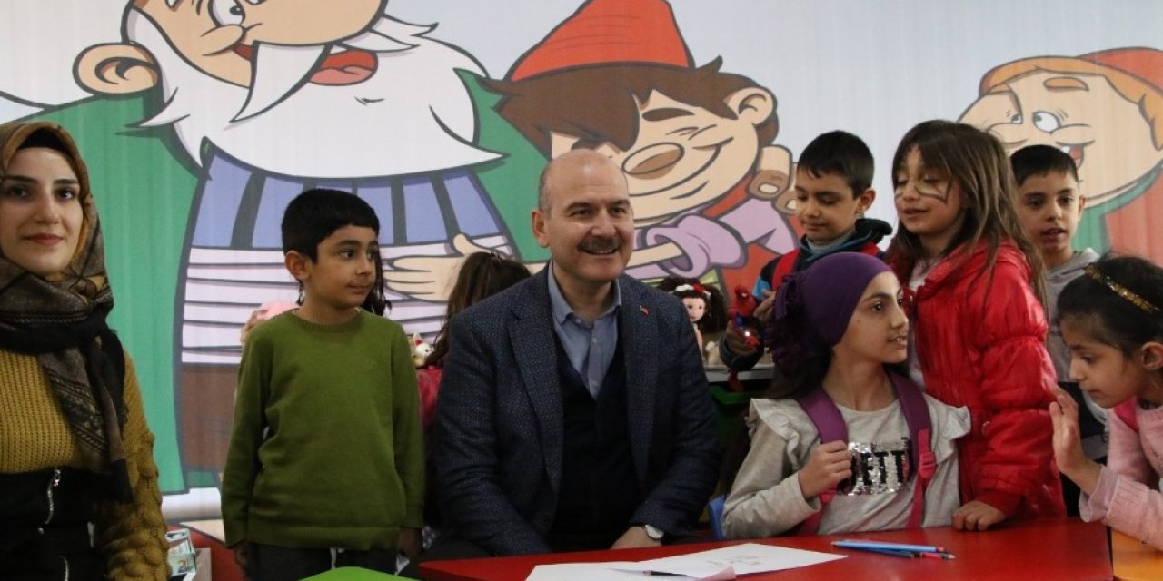 Bakan Soylu, konteyner kentte çocuklarla bir araya geldi