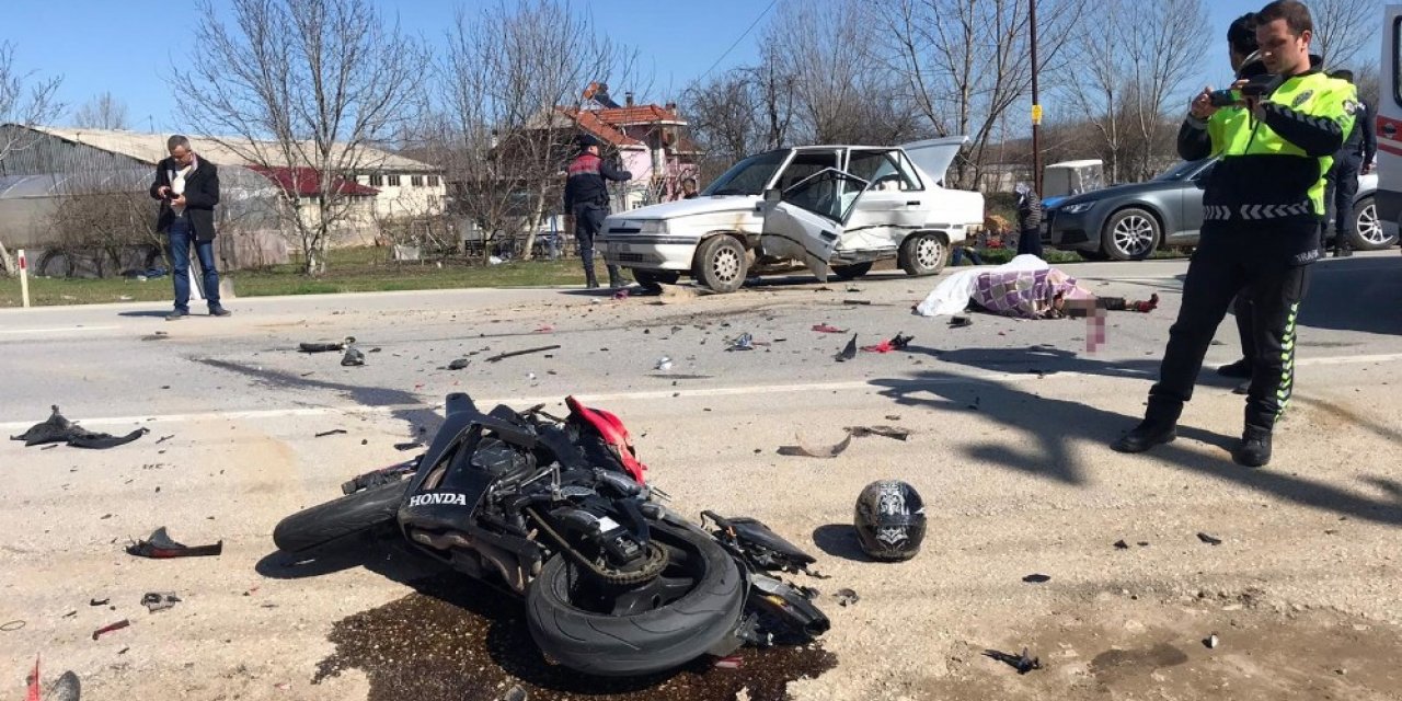 Motosikletle otomobil çarpıştı: 1 ölü, 1 yaralı
