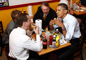 Obama Medvedev'e hamburger ısmarladı