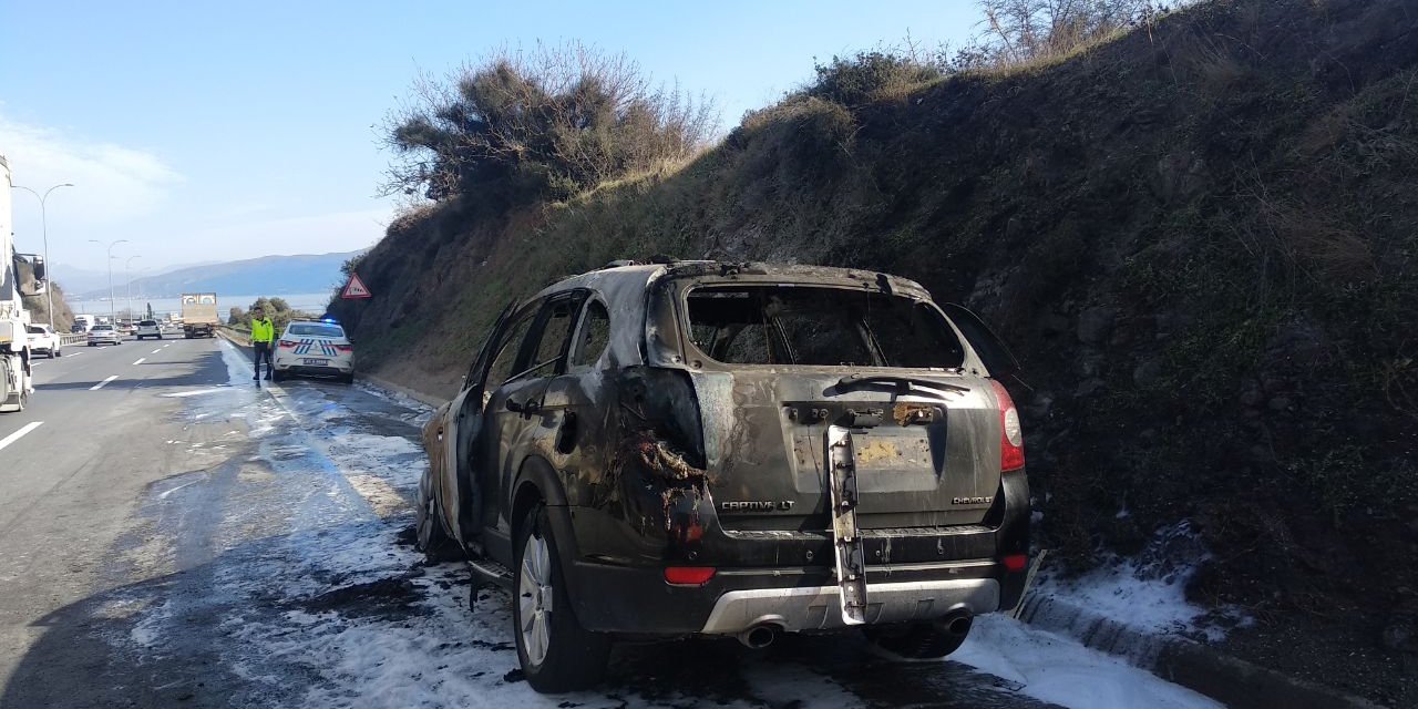 Anadolu Otoyolu'ndaki araç yangını ulaşımı aksattı