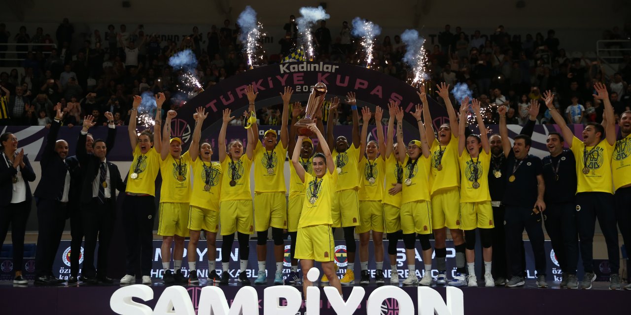 Fenerbahçe Öznur Kablo kupasını aldı